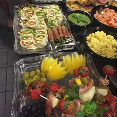 Cateringfat med påsmurt og frukt