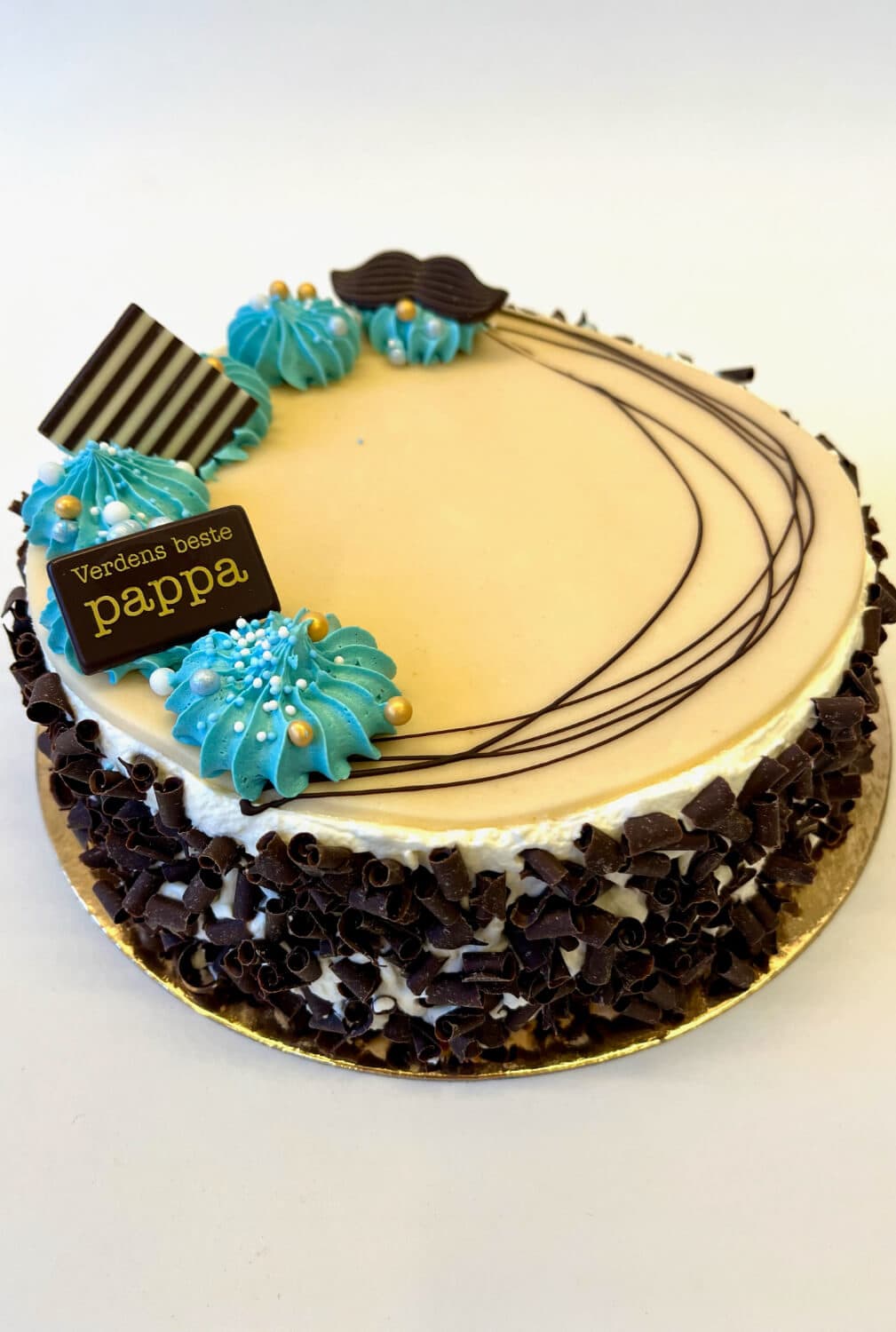 Farsdagskake – marsipankake med sjokoladespon, bart og skilt med «Verdens beste pappa»